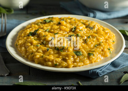 Süße hausgemachte Kürbis risotto mit Salbei und Käse Stockfoto