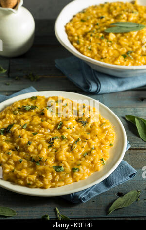 Süße hausgemachte Kürbis risotto mit Salbei und Käse Stockfoto