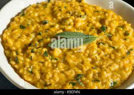 Süße hausgemachte Kürbis risotto mit Salbei und Käse Stockfoto