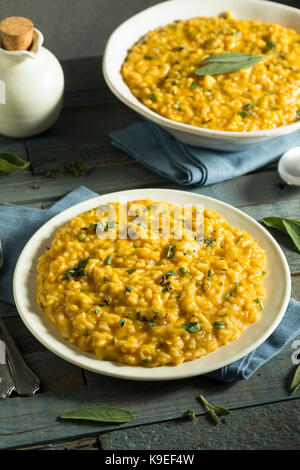 Süße hausgemachte Kürbis risotto mit Salbei und Käse Stockfoto