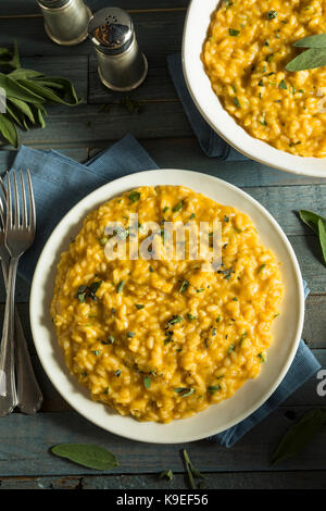 Süße hausgemachte Kürbis risotto mit Salbei und Käse Stockfoto