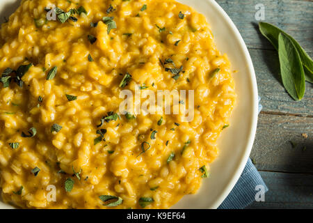 Süße hausgemachte Kürbis risotto mit Salbei und Käse Stockfoto