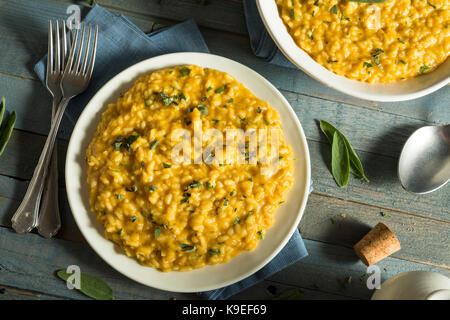 Süße hausgemachte Kürbis risotto mit Salbei und Käse Stockfoto