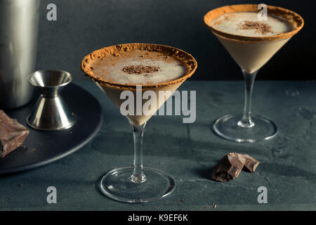 Versoffenes Schokolade Dessert Martini mit Kakao und Wodka Stockfoto