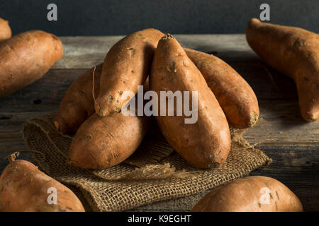 Raw orange organisch Süßkartoffeln Süßkartoffeln bereit zu Kochen Stockfoto