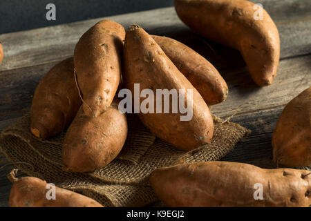 Raw orange organisch Süßkartoffeln Süßkartoffeln bereit zu Kochen Stockfoto