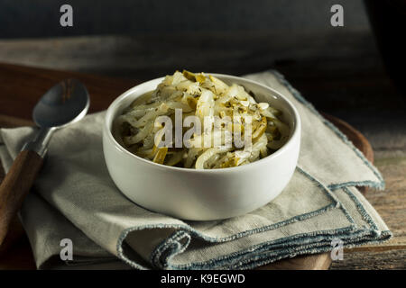 Süße hausgemachte Gourmet Pickles Relish in eine Schüssel geben. Stockfoto