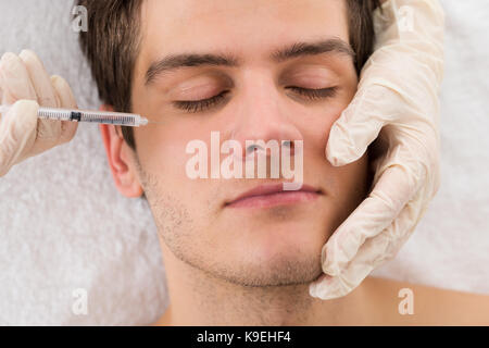 Close-up des Menschen Die Behandlung von Falten im Gesicht in Schönheit Klinik Stockfoto