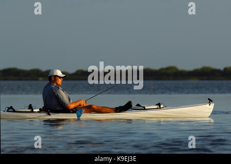 Kajak Fischer auf der seichten Salzwasser Wohnungen in der Nähe von Port Aransas, Texas Stockfoto