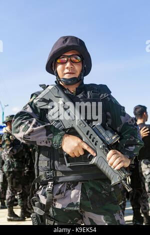 Ein Filipino nationalen Polizist im Speziellen Boot Einheit wird auf dem Display in Full camo Uniform und trägt die kompakte Version einer Tavor CTAR 21 Angriff r Stockfoto