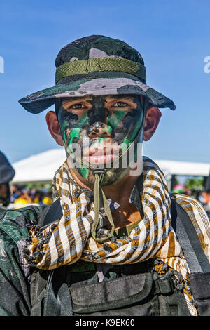 Kopf und Schultern Porträt einer speziellen Einheit Philippine National Polizist gekleidet in camo Uniform und mit vollem Gesicht Farbe in Puerto Princesa, Palaw Stockfoto