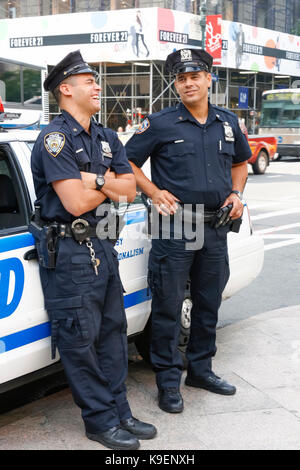 Polizisten mit einem Lachen zusammen während auf Aufgabe. Stockfoto