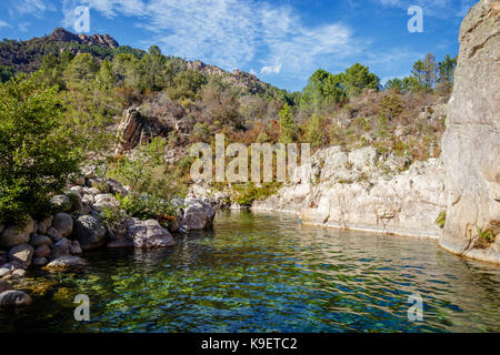 Der Fluss Solenzara auf die Gipfel des Bavella-Massivs ia ein magischer Ort. Stockfoto