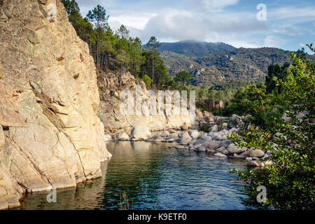 Der Fluss Solenzara auf die Gipfel des Bavella-Massivs ia ein magischer Ort. Stockfoto