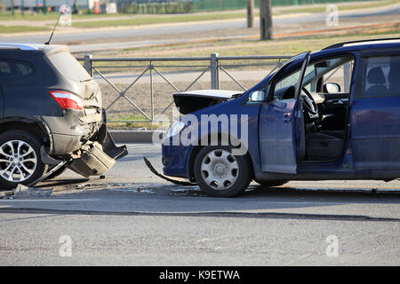 Unfall mit zwei Autos an einem Zebrastreifen Stockfoto