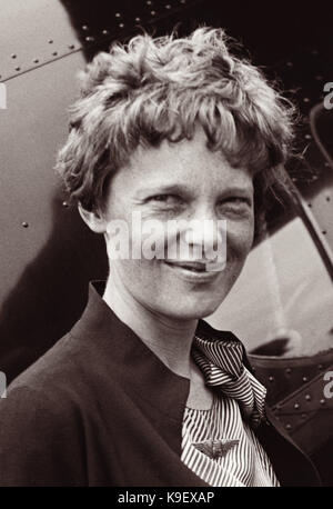 Portrait von Amelia Earhart vor dem Flugzeug, 1932. Stockfoto