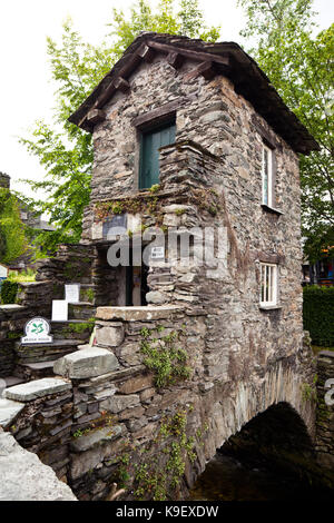 Das Bridge House über Stock Beck - Aktie ghyll (16. Jahrhundert). ambleside. Lake District National Park. Cumbria. England. Stockfoto