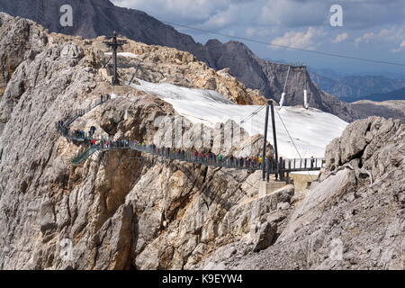 RAMSAU AM DACHSTEIN, Österreich - 17. August: Touristen zu Fuß auf der Austrias höchste Hängebrücke Dachstein Hängebrücke am 17. August 2017 im Ra Stockfoto