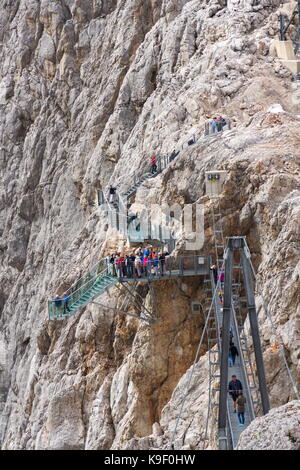 RAMSAU AM DACHSTEIN, Österreich - 17. August: Touristen zu Fuß auf der Austrias höchste Hängebrücke Dachstein Hängebrücke am 17. August 2017 im Ra Stockfoto