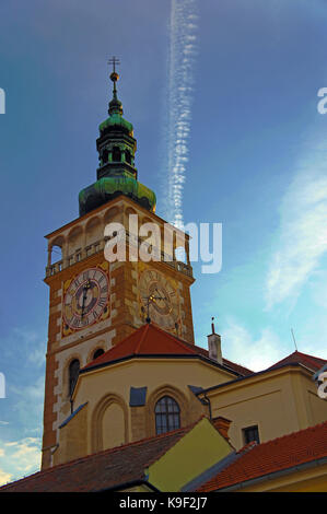 Uhrturm und Dach der Kirche von St. Waclaw in Mikulov, Mähren, Tschechische Republik Stockfoto
