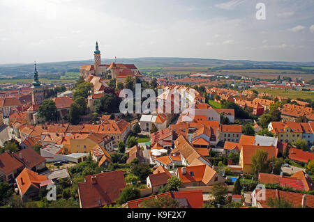 Rote Dächer der mittelalterlichen Stadt Mikulov und Türme der Burg und der Kirche in Mähren, Tschechische Republik. Stockfoto