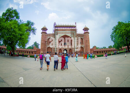 Agra, Indien - 20. September 2017: Nicht identifizierte Personen am großen Tor, Darwaza - ich rauza, Haupteingang zum Grab, Weltkulturerbe der UNESCO, Agra, Stockfoto