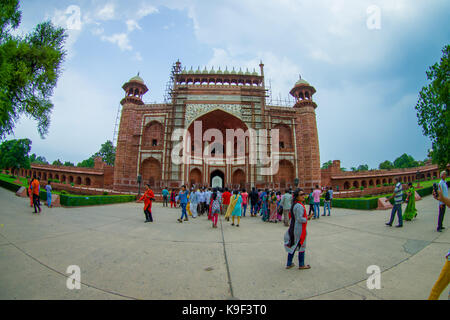 Agra, Indien - 20. September 2017: Nicht identifizierte Personen am großen Tor, Darwaza - ich rauza, Haupteingang zum Grab, Weltkulturerbe der UNESCO, Agra, Stockfoto