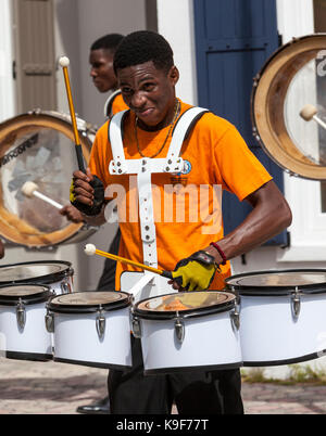 Philipsburg, Sint Maarten. Junge Männer Drummer Band auf der Straße. Stockfoto