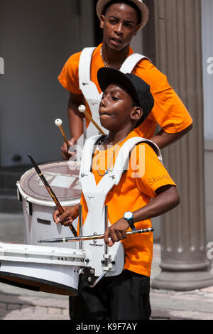 Philipsburg, Sint Maarten. Junge Männer Drummer Band auf der Straße. Stockfoto