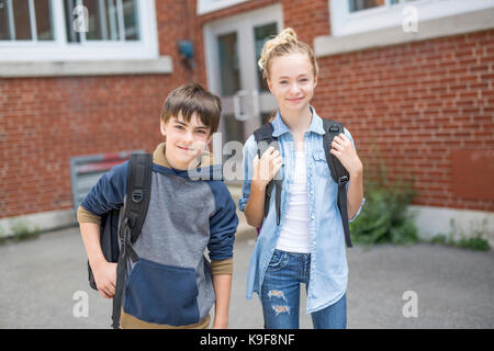 Portrait der Schule 10 Jahre Junge und Mädchen Spaß außerhalb Stockfoto