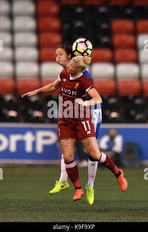 Everton ist Danielle Turner und Liverpools Bethanien England konkurrieren um die Kugel während der Super der FA Frauen Liga Match am wählen Sie Sicherheit aus, Stadion, Widnes. PRESS ASSOCIATION Foto. Bild Datum: Freitag, September 22, 2017. Photo Credit: Anthony Devlin/PA-Kabel. Einschränkungen: EDITORIAL NUR VERWENDEN Keine Verwendung mit nicht autorisierten Audio-, Video-, Daten-, Spielpläne, Verein/liga Logos oder "live" Dienstleistungen. On-line-in-Verwendung auf 75 Bilder beschränkt, kein Video-Emulation. Keine Verwendung in Wetten, Spiele oder einzelne Verein/Liga/player Publikationen. Stockfoto