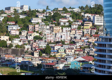 Fort-de-France, Martinique. Blick auf die Stadt vom Hafen, am frühen Morgen. Stockfoto