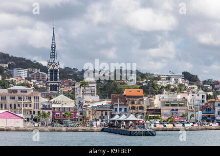 Fort-de-France, Martinique. Blick auf die Stadt vom Hafen, am frühen Morgen. St. Louis Kathedrale auf der linken Seite. Stockfoto