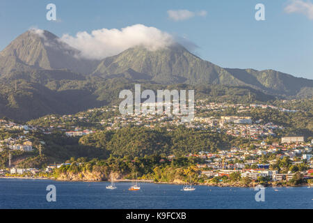 Martinique. Deux Pitons, nördlich von Fort-de-France. Häuser am Hang. Stockfoto