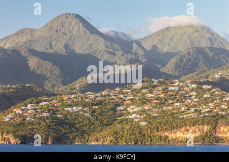 Martinique. Deux Pitons, nördlich von Fort-de-France. Upper-class Häuser am Hang. Stockfoto