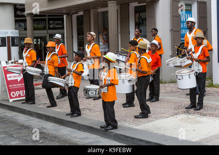 Philipsburg, Sint Maarten. Junge Männer Drummer Band auf der Straße. Stockfoto