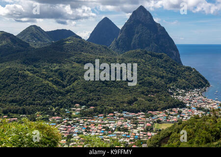 St. Lucia. Die beiden Pitons hinter Soufriere. Stockfoto