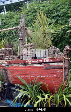 Alte Rot Holz Fischerboot auf dem Display am Eingang des Eden Project, Cornwall, England, Großbritannien. Laterne Stockfoto