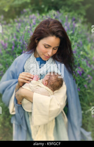 Jungfrau Maria mit Jesuskind in ihr spielen Arme - authentisch mit realistische Puppe. Stockfoto