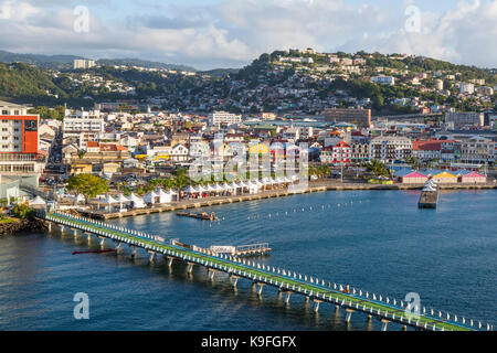 Fort-de-France, Martinique. Blick auf die Stadt vom Hafen, am frühen Morgen. Stockfoto