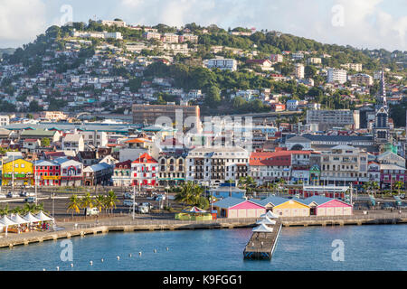 Fort-de-France, Martinique. Blick auf die Stadt vom Hafen, am frühen Morgen. Stockfoto