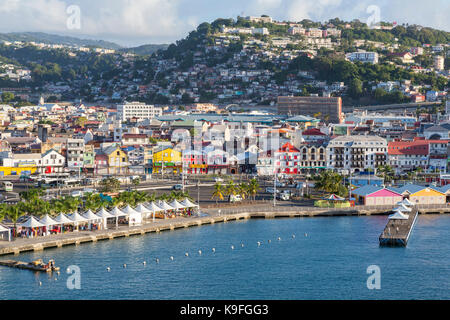 Fort-de-France, Martinique. Blick auf die Stadt vom Hafen, am frühen Morgen. Stockfoto