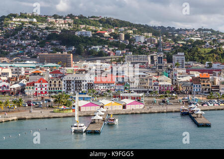 Fort-de-France, Martinique. Blick auf die Stadt vom Hafen, am frühen Morgen. Stockfoto