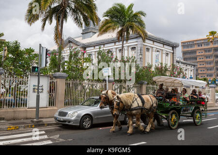 Fort-de-France, Martinique. Touristen mit der Pferdekutsche fahren an ehemalige Hotel de Ville, Rathaus. Stockfoto