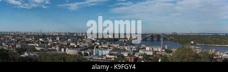 Panoramablick über die ukrainische Hauptstadt Kiew und dem Fluss Dnepr Stockfoto