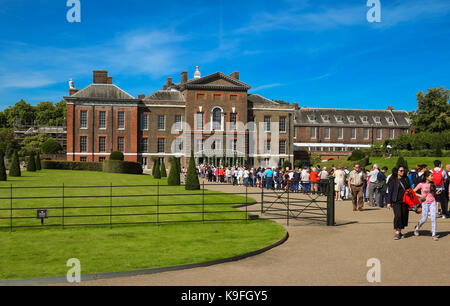 Der Kensington Palace, Hyde Park Blick auf sonnigen Tag mit vielen Menschen zu Fuß und Ruhen im Park Stockfoto