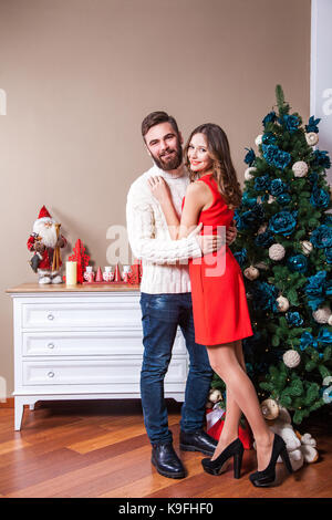 Schuss ein junges glückliches Paar in der Liebe Weihnachten feiern. Ferien und Feier Konzept. Stockfoto