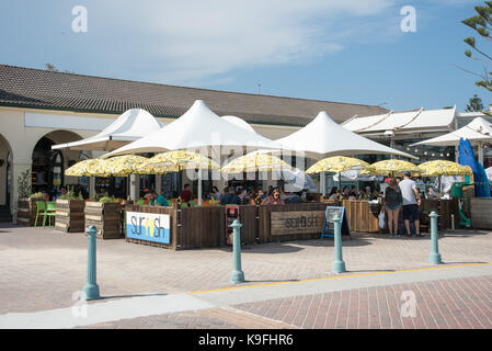 SYDNEY, NSW, Australien - NOVEMBER 21,2016: Surfish Sidewalk Cafe außerhalb Bondi Pavillon mit Menschen, die von Bondi Beach in Sydney/Australien Stockfoto