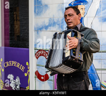 Eine Französische accordian Player in Cherbourg Stockfoto