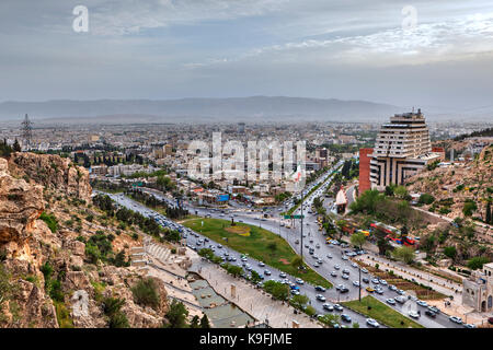 Provinz Fars, Shiraz, Iran - 18. April 2017: Blick von oben auf die Stadt vor Sonnenuntergang. Stockfoto